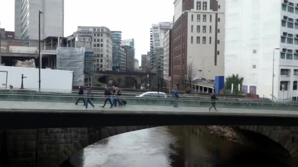 Personnes Traversant Pont Verre Moderne Dessus Vieux Canal Industriel Voûté — Video