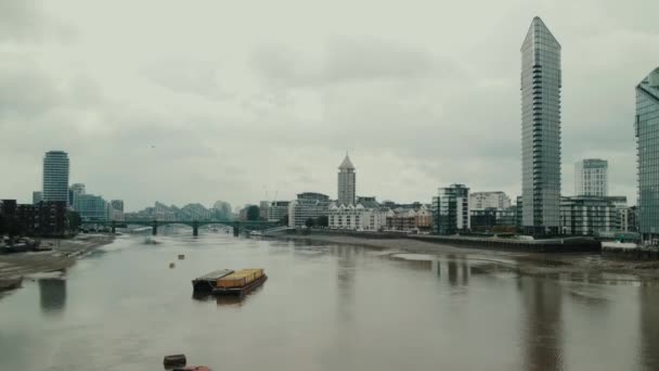 Εντοπισμός Του Ποταμού Τάμεση Στο Δυτικό Λονδίνο — Αρχείο Βίντεο