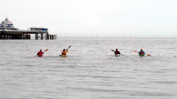 Grupo Amigos Temprano Mañana Viaje Kayak Navegar Hacia Muelle Llandudno — Vídeos de Stock