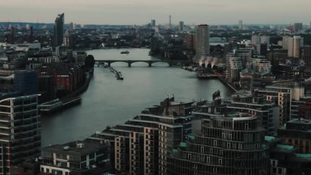 Gün Batımında Londra Nın Thames Nehri Ndeki Hava Görüntüsü — Stok video