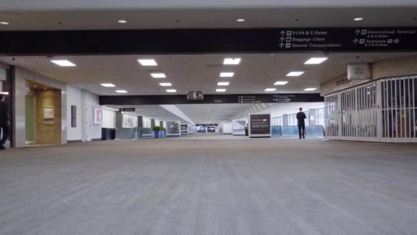 Vista Interior Una Sección Reclamo Equipaje Casi Vacía Aeropuerto Cerca — Vídeo de stock