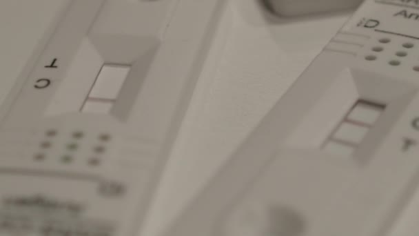 Beyaz Bir Masa Yüzeyindeki Covid Antijen Test Kitlerine Yakından Bakın — Stok video