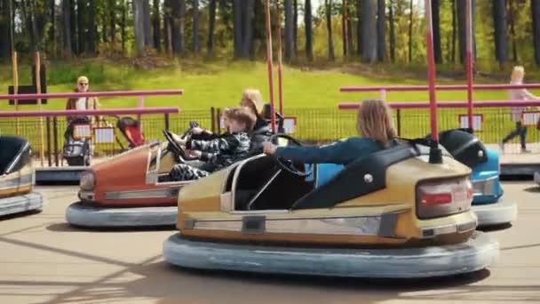 Ledmane Parish Letland Mei 2021 Amusement Park Abpark Mensen Rijden — Stockvideo