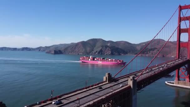 旧金山金门大桥下的红色集装箱船航拍 — 图库视频影像