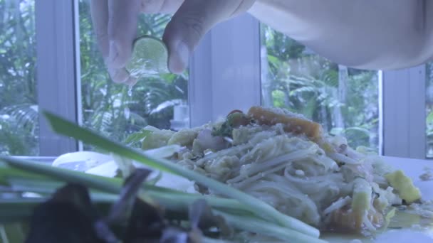 Plate Thai Noodles While Lemon Squeezed 120 Fps — Videoclip de stoc