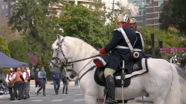 在瓦伦西亚 两名身穿传统服装的西班牙卫兵骑着白马参加了法拉奥弗伦达节的开幕仪式 — 图库视频影像