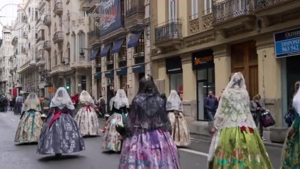 Vista Trasera Grupo Mujeres Con Vestidos Tradicionales Españoles Caminando Por — Vídeos de Stock