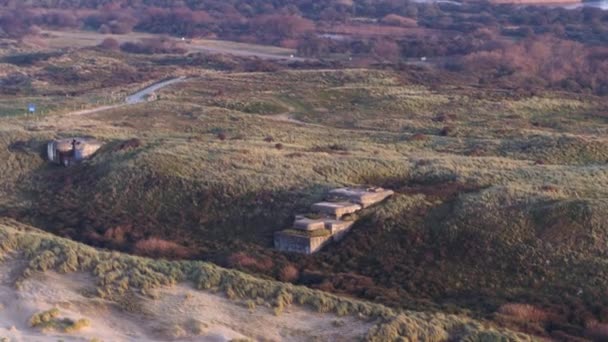 Oude Verlaten Wereldoorlog Twee Bunkers Atlantikwall Heuvel Antenne Parallax — Stockvideo