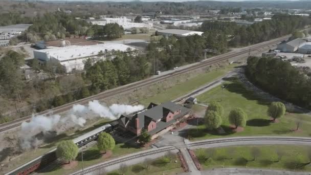 Aerial Drone Shot Steam Train Engine Stopping Train Station Chattanooga — стокове відео
