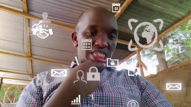 Design Grafico Futuristico Uomo Che Usa Telefono Giovane Lettura Africana — Video Stock