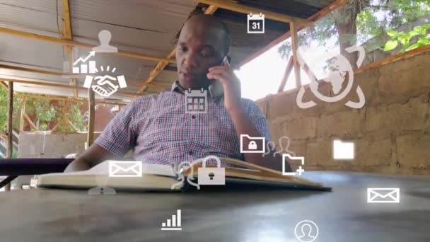 Design Grafico Futuristico Uomo Che Usa Telefono Giovane Lettura Africana — Video Stock
