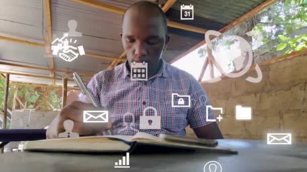 Diseño Gráfico Futurista Hombre Usando Teléfono Joven Lectura Loca Africana — Vídeos de Stock