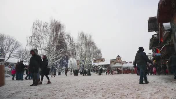 Statisk Bild Människor Som Går Väg Täckt Med Snö Vintermorgon — Stockvideo