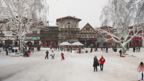 Leavenworth Washington Mnoho Lidí Přijíždí Leavenworthu Návštěvu Shlédnutí Vánočního Světelného — Stock video