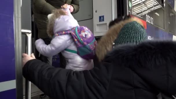 逃离俄罗斯入侵乌克兰的难民 包括老人和儿童 迅速爬上火车站的火车 — 图库视频影像