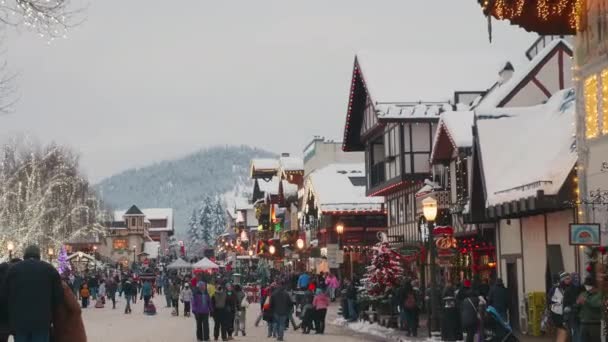 华盛顿 许多人来到莱文沃思观看圣诞灯节 具有艺术表演和巴伐利亚风格建筑的喀斯喀特山区主要旅游街 — 图库视频影像