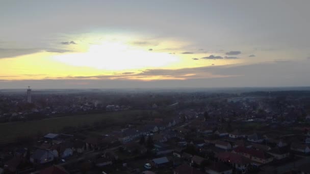 Drone Toma Pequeño Pueblo Una Tarde Brumosa — Vídeo de stock