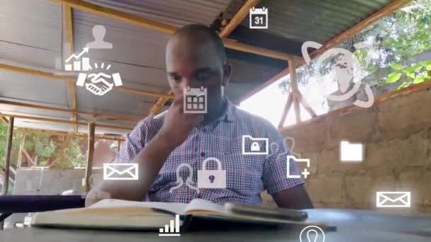 Diseño Gráfico Futurista Hombre Usando Teléfono Joven Lectura Loca Africana — Vídeo de stock
