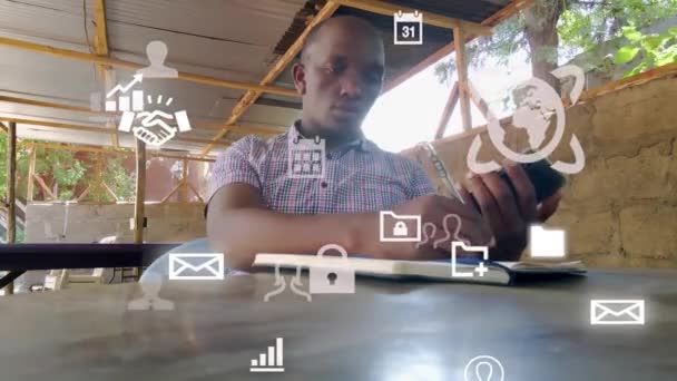 Diseño Gráfico Futurista Hombre Usando Teléfono Joven Lectura Loca Africana — Vídeo de stock