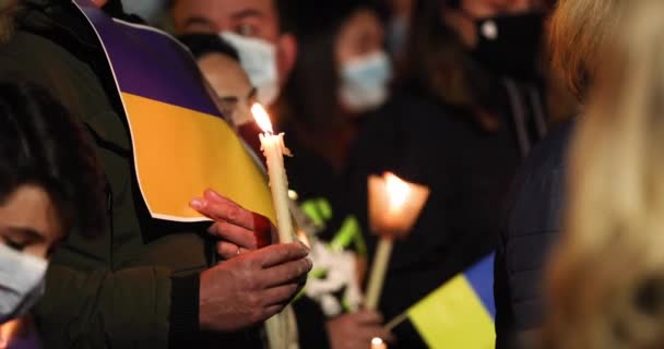 在葡萄牙莱里亚举行的 Quot 乌克兰和平守夜 Quot 活动中 蜡烛和乌克兰国旗在夜间举行 — 图库视频影像