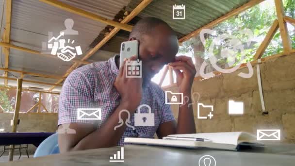Futuristický Grafický Design Muže Pomocí Telefonu Mladý Africký Šílený Čtení — Stock video