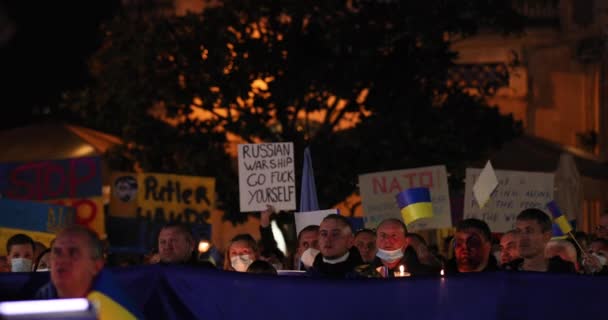 Demonstranten Mit Transparenten Kerzen Und Ukrainischen Fahnen Versammelten Sich Der — Stockvideo