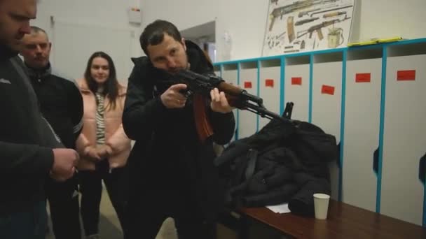 ボランティアを教えるウクライナのインストラクターのショットを閉じるための媒体と自動ライフルを保持し 目指す方法 — ストック動画