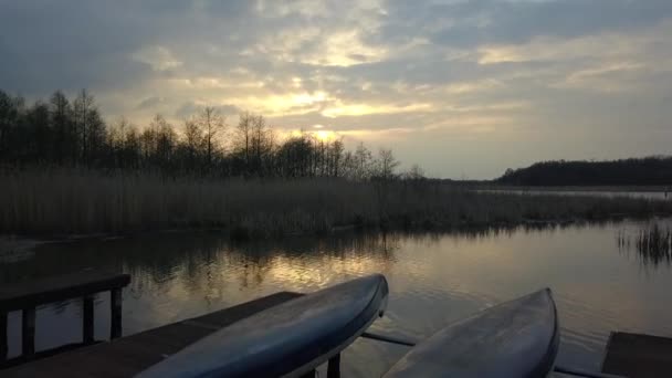 100万ドルの空中ドローンフライトは ブランデンブルクドイツの完璧な場所にある湖の春の夕日で魔法の雲と夕日を追いかけます フィリップ マルニッツの映画的自然観 — ストック動画