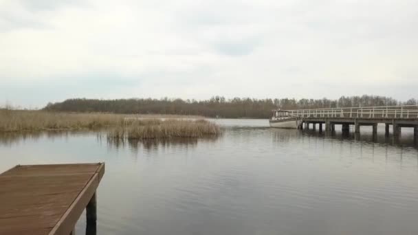 Ongelooflijke Drone Vlucht Water Naar Een Vissersboot Een Steiger Bij — Stockvideo