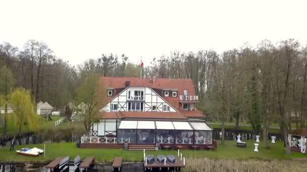 Toller Drohnenflug Einem Weißen Fachwerkhaus See Bei Frühlingssonnenuntergang Auf Einem — Stockvideo