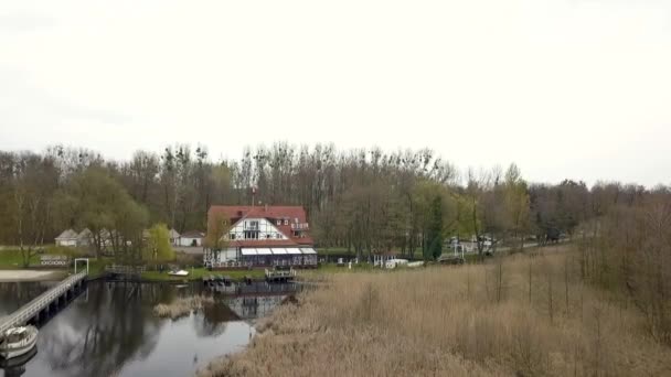 Dramatische Luchtvlucht Vlieg Voorwaarts Drone Shot Een Witte Vakwerkhuis Bij — Stockvideo