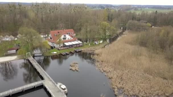 在德国的一个婚礼地点 一架白色的半木房子在春日落日的湖面上拍出了一片空白 菲利普 马尔尼茨的电影自然观 — 图库视频影像