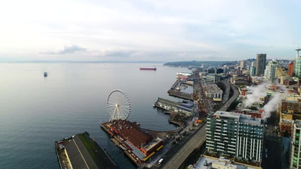 大きな車輪を含むシアトルのウォーターフロントの広い空中ショット — ストック動画