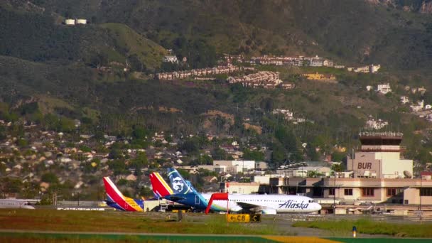 Αεροπλάνο Κινείται Στο Αεροδρόμιο Burbank Χρυσή Ώρα Στο Λος Άντζελες — Αρχείο Βίντεο