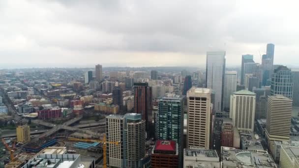 Erhöhte Antenne Entfernt Sich Von Wolkenkratzern Der Innenstadt Von Seattle — Stockvideo