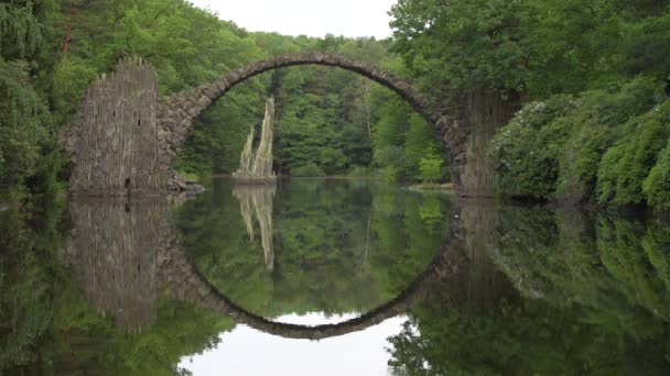 Reflection Arched Devil Bridge Lake Creates Perfect Circle Gablenz — Stock Video