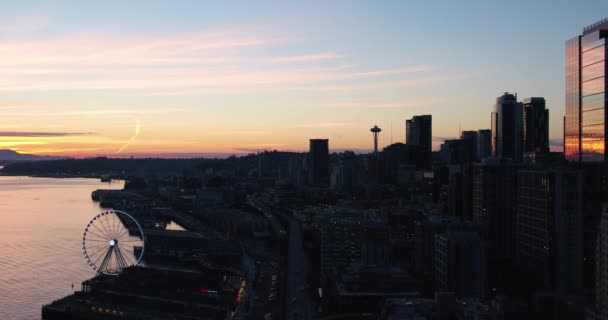 Aerial Pushing Towardf Seattle Downtown Corridor Sunset Silhouettes Big Wheel — Video