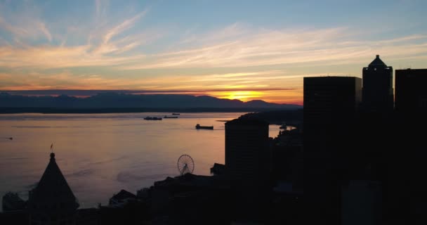 Aerial Shot Sun Setting Olympic Mountains Seattle Perspective Circa 2017 — стоковое видео