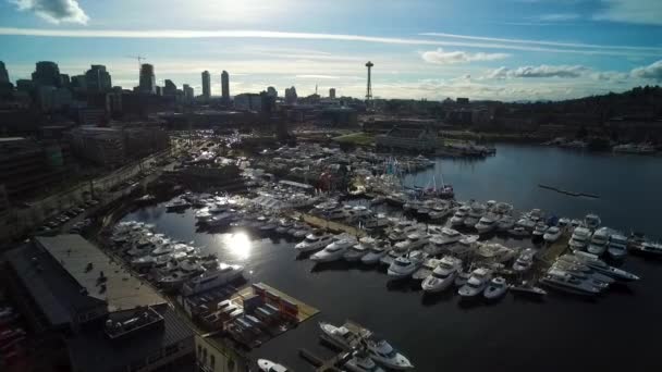 Wide Aerial Shot Pulling Away Seattle Downtown Sector Reveal Fleet — Vídeo de Stock