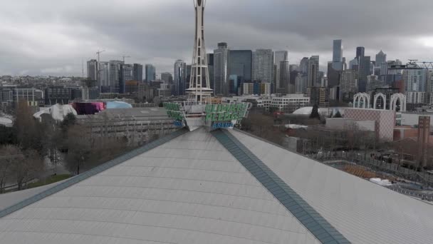Wide Establishing Aerial Climate Pledge Arena Space Needle Background — Stok video