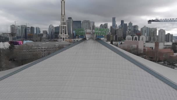 Tiro Aéreo Empurrando Direção Sinal Climate Pledge Arena Com Seattle — Vídeo de Stock