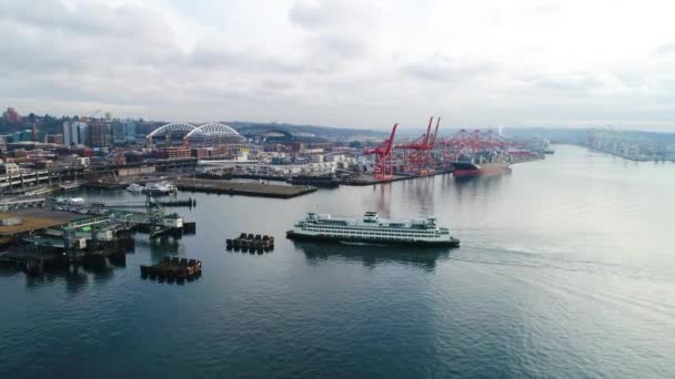 Aerial Shot Ferry Docking Seattle Downtown Sector — Stockvideo