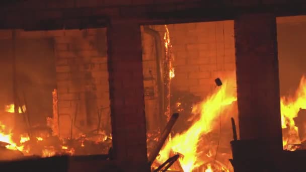 Hořící interiér hořícího domu, požár zuřící uvnitř budovy, v noci