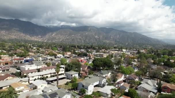 Idyllic Suburban Community Picturesque Mountains Spring Day Aerial Flyover — Stock Video