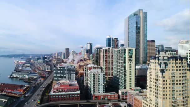 Aerial View Seattle Waterfront Properties Standing Tall Atop Puget Sound — ストック動画