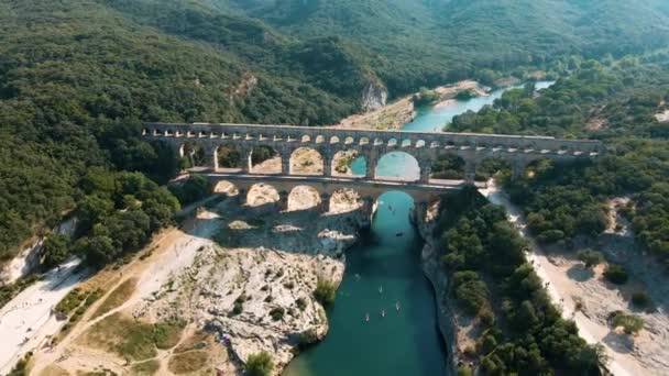 加德桥 Pont Gard 是一座建于公元1世纪的古罗马渡槽桥 它穿过法国南部的加顿河 从上面看 — 图库视频影像