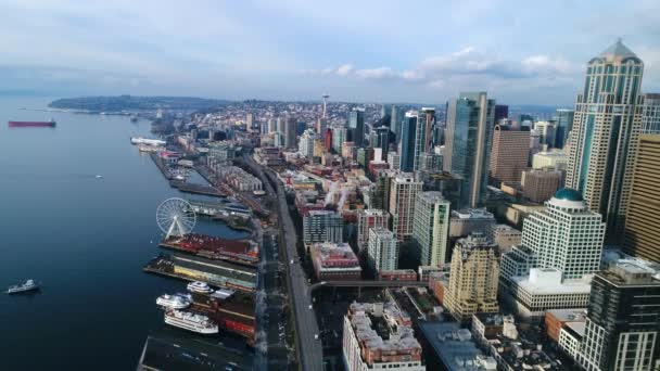 Drone Shot Seattle Waterfront Showcasing Puget Sound Meets City Skyline — стоковое видео