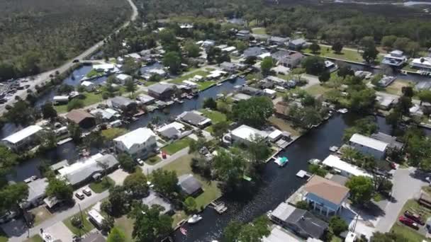 フロリダ州の湾岸にあるWeeki Wachee Gardensという小区画を通る多くの家や運河は — ストック動画