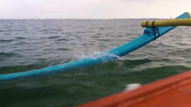 Tradizionale Pescatore Barca Legno Vela Acqua Dell Oceano Del Mare — Video Stock