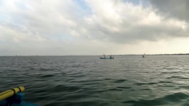 Tradizionale Pescatore Navigare Oceano Barca Legno Indonesia Stile Vita Rurale — Video Stock
